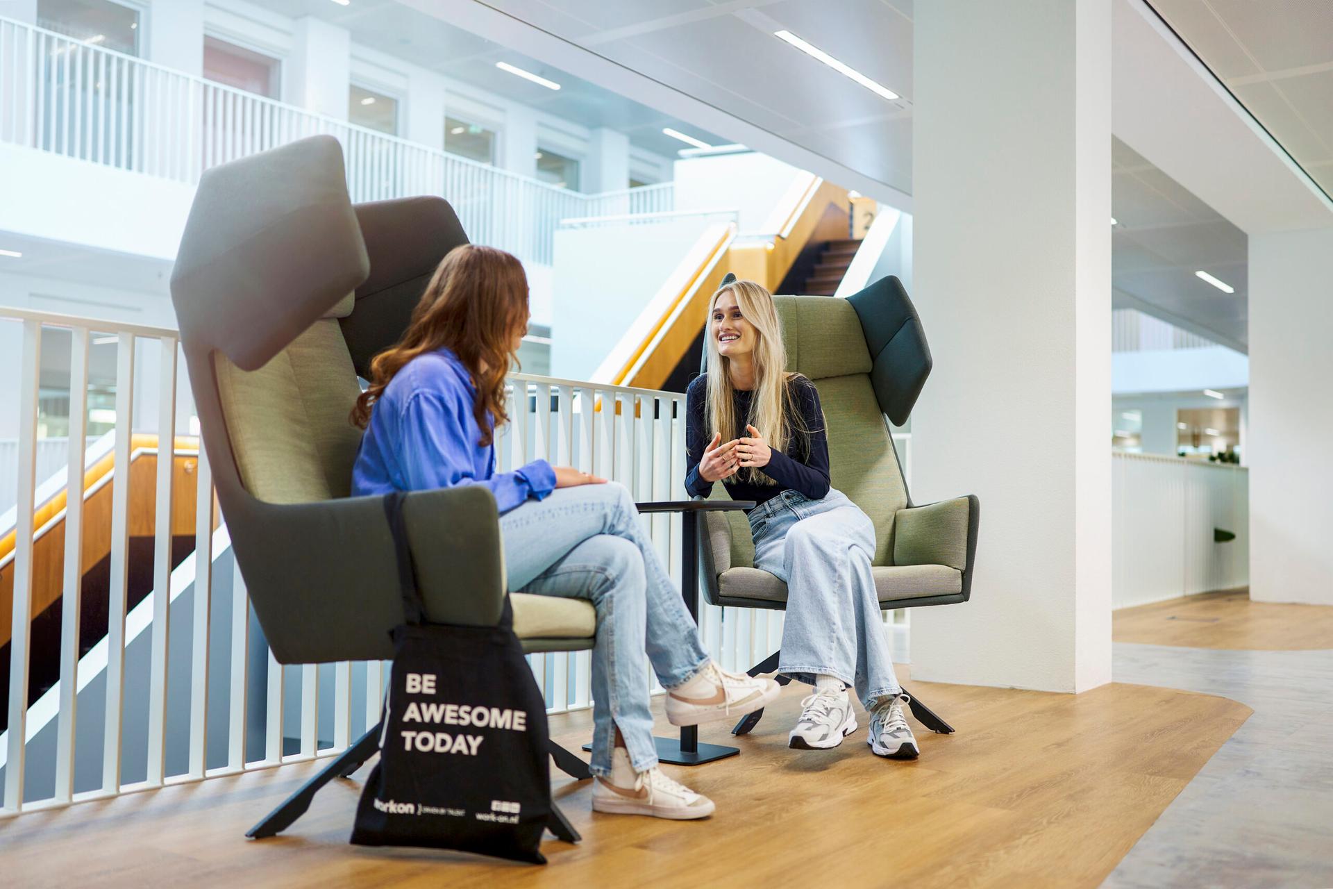 Jonge professionals aan het werk op een modern kantoor, met focus op teamwork en betrokkenheid. Deze afbeelding ondersteunt de testimonial van de samenwerking tussen CZ en Work-on, waarin wordt benadrukt hoe Work-on helpt bij het vinden van de juiste talenten voor de zakelijke dienstverlening.