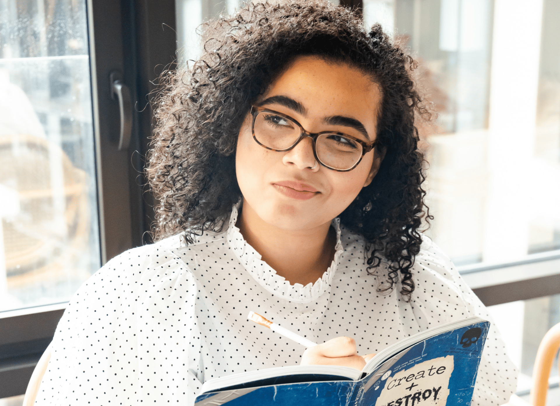 Vrouw noteert bedenkelijk in haar boekje gefocust op haar loopbaanbegeleiding